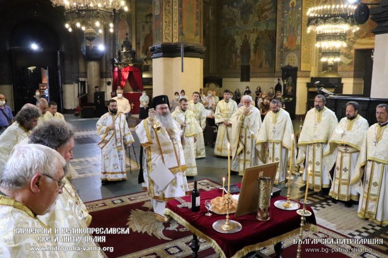 Митрополит Йоан и духовници от цялата епархия отслужиха Заупокойна света Литургия за приснопаметния митрополит Кирил