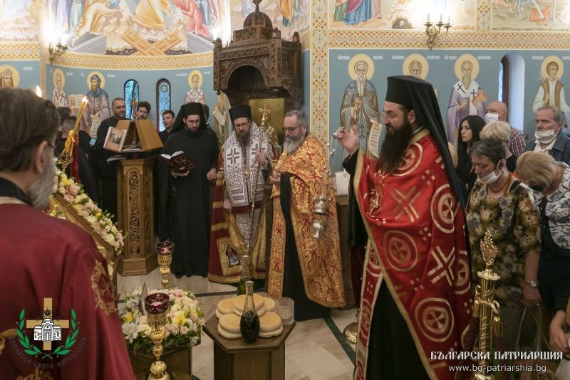 В митрополитския храм „Св. Марина“ бе посрещнат празникът на великомъченицата с архиерейска вечерня