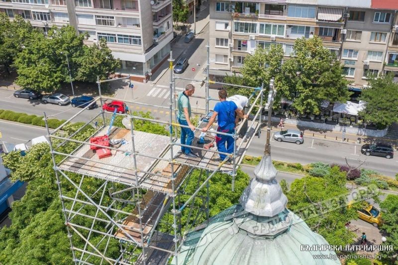 Подмениха кръстовете на катедралния храм “Св. Николай” в Стара Загора