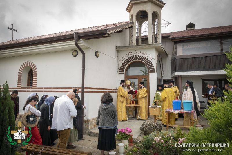 Пълно освещаване на храма при манастир „Св. вмчк Димитър Солунски“ в с. Горни Лозен