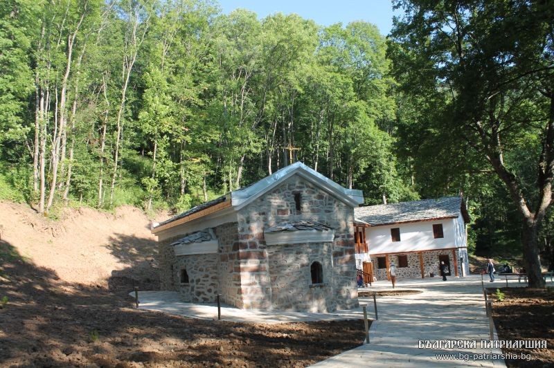 Тържествено бе обновен манастирът “Св. Николай Мирликийски” край Трънското село Ребро