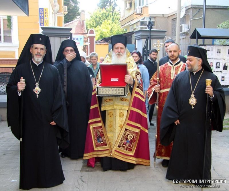 Старозагорци посрещнаха частица от мощите на св. Йоан Рилски Чудотворец