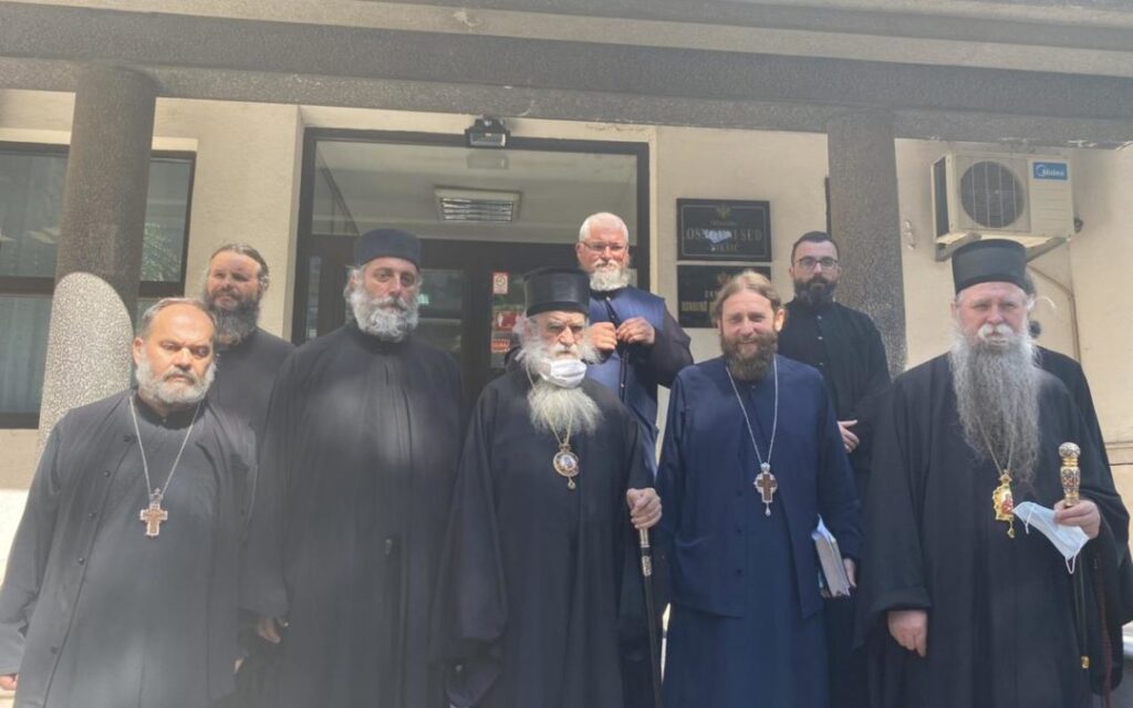 Суђење владици Јоаникију и осморици свештеника одложено за 4. септембар (ВИДЕО)