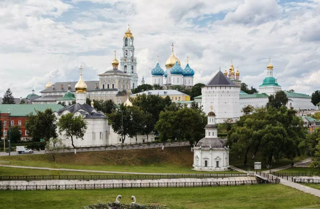 Патриарх совершит литургию на площади Сергиевой лавры в день ее создателя