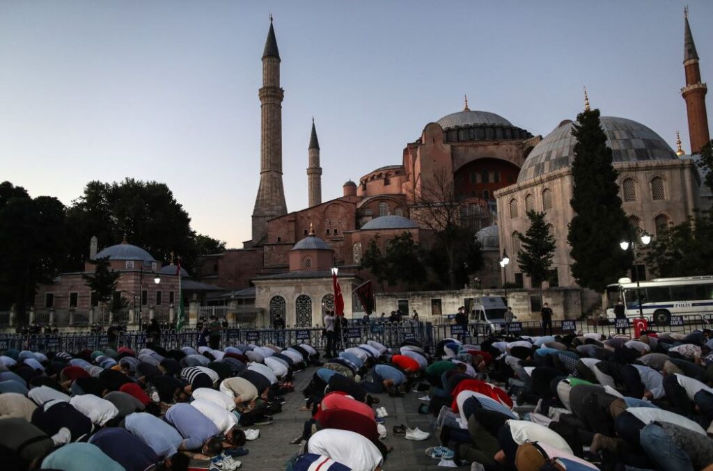 Хиляди се стекоха около „Св. София“ за сутрешната молитва