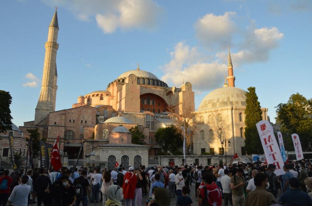 Траур в Гърция заради превръщането на „Св. София“ в джамия