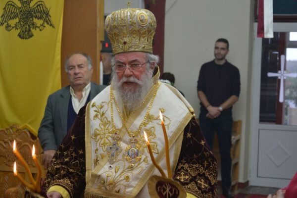 Με την χρήση των εξωτερικών μεγαφώνων να ψαλλεί «ΤΗ ΥΠΕΡΜΑΧΩ»