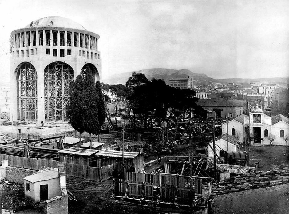 Ο άγιος Παντελεήμων οδού Αχαρνών με τον “Μουτζούρη” να περνάει δίπλα