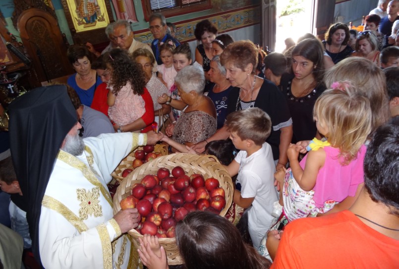 ΛΕΡΟΣ: Τα μήλα της Χρυσοβαλάντου στους πιστούς