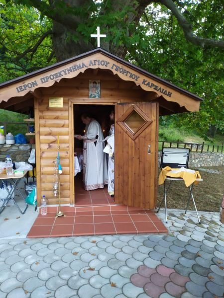 Λειτουργία στη κουφάλα ενός δένδρου τέλεσε ο Μητροπολίτης Δράμας