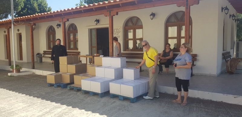 Διανομή τροφίμων σε άπορες οικογένειες από τη Μητρόπολη