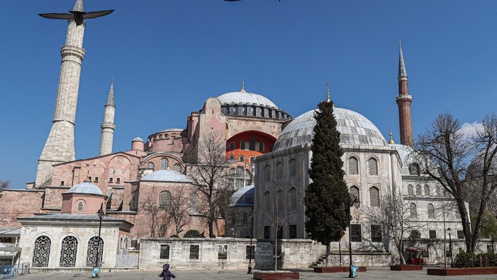 Αυστριακή υπουργός: “Ο Ερντογάν εκμεταλλεύεται την Αγία Σοφία για πολιτικούς σκοπούς”