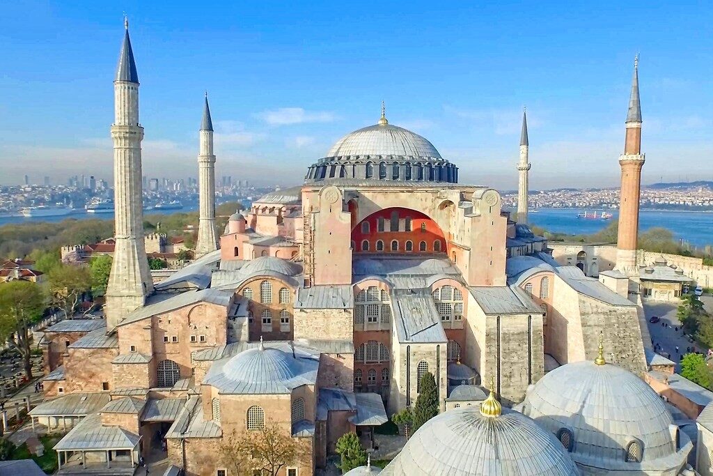 “Απαράδεκτη η μετατροπή βυζαντινών μνημείων σε τεμένη”