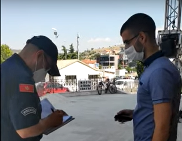 Припадници полиције јутрос пред подгоричким саборним храмом легитимисали вјернике и ометали Литургију (ВИДЕО)