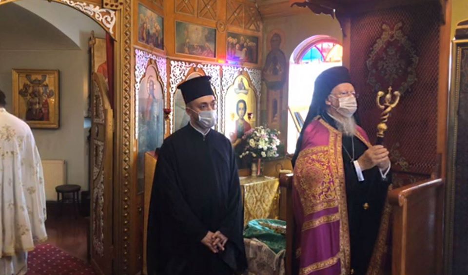 Παρέμβαση Οικουμενικού Πατριάρχη για τη Θεία Κοινωνία: «Δεν αλλάζουμε τον τρόπο μετάδοσής της» – Τι είπε στο ρωσικό ποίμνιο της Πόλης