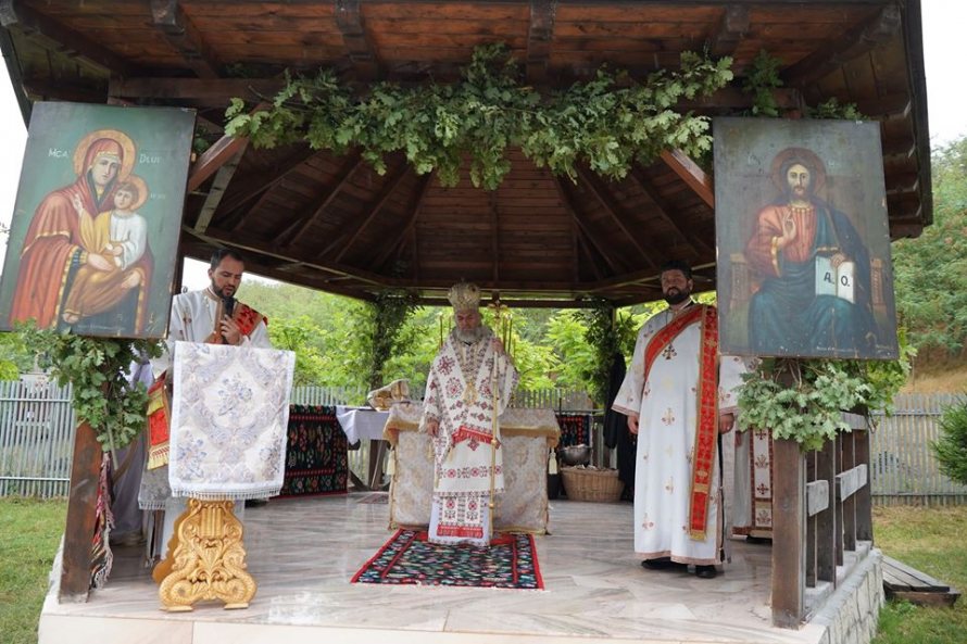 Arhiepiscopul Casian a slujit la hramul Mănăstirii Cârlomăneşti: în imagini