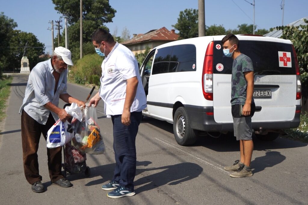 Ajutoare de 214.000 lei de la voluntarii Paraclisului Catedralei Naționale. Campania de sprijin în mediul rural continuă