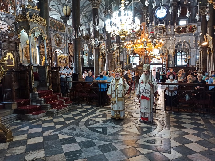 În imagini: Episcopul Visarion a participat la procesiunea cu icoana Maicii Domnului din Agiassos