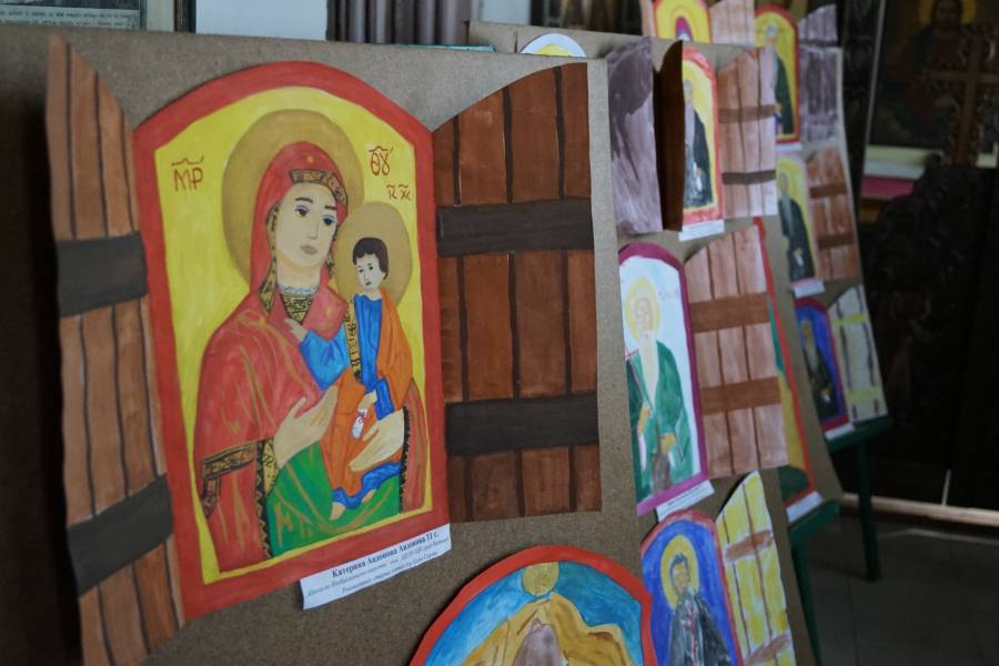 Празнична изложба на детски рисунки в Ихтиман