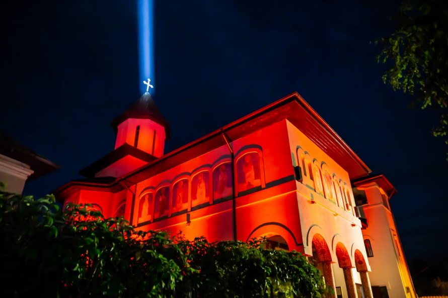 Φωτίστηκαν τα κτίρια για την ημέρα κατά της βίας των χριστιανών