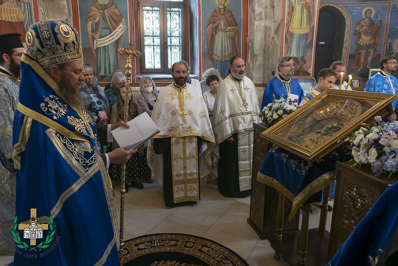 В столичния храм „Св. Богородица – Живоприемни източник“ бе отслужен Молебен канон на Пресвета Богородица