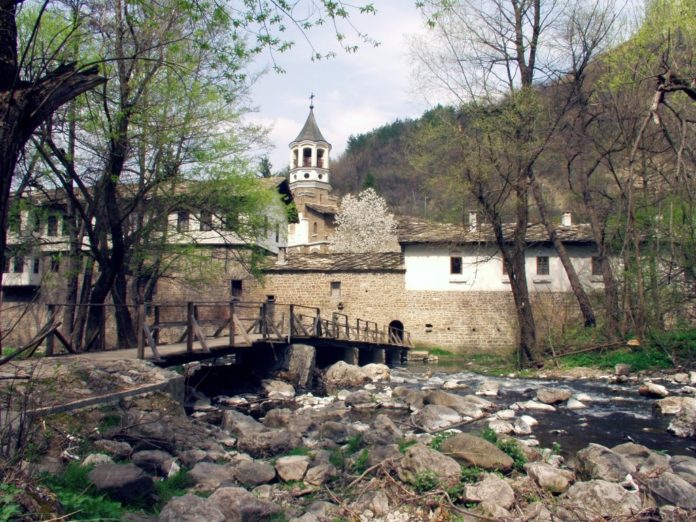 Започна възстановяването на моста на Дряновския манастир