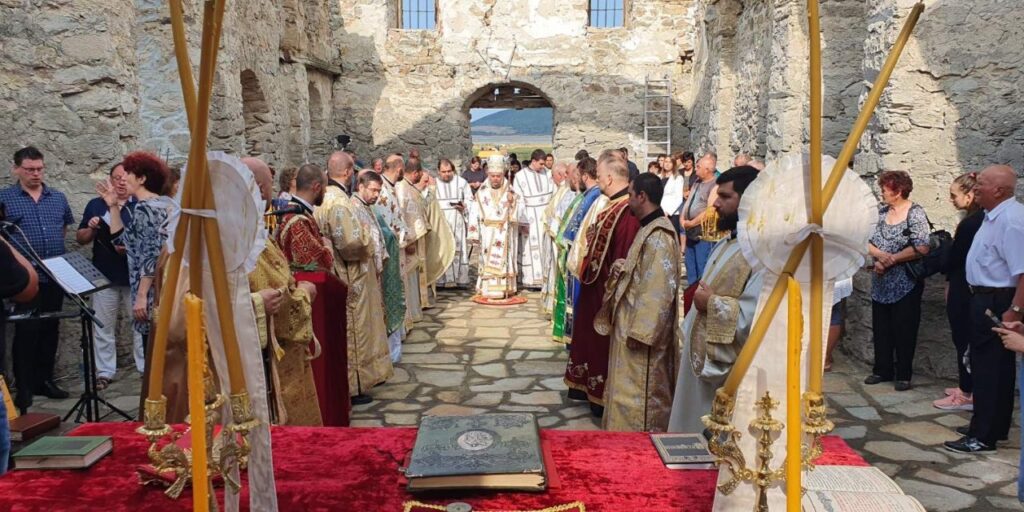 Митрополит Киприан служи в Потопената църква край яз. Жребчево