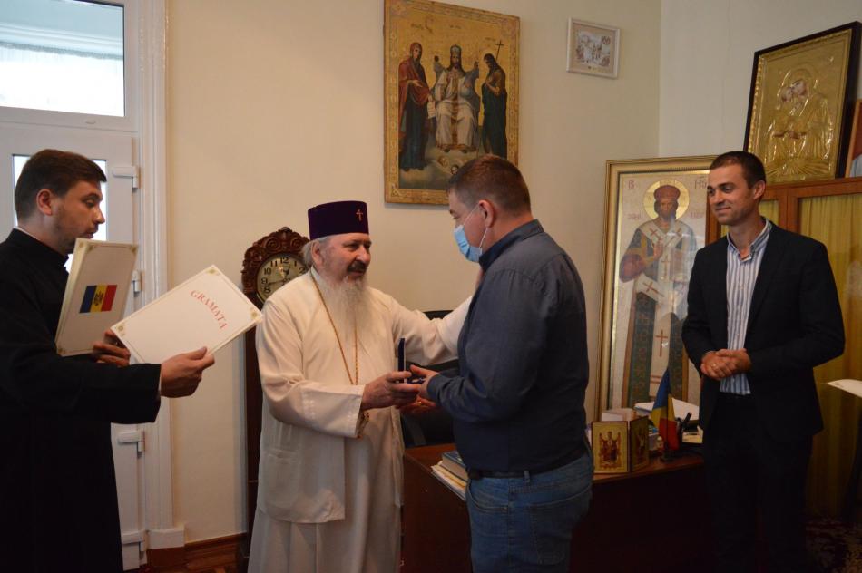 Mitropolitul Petru a oferit distincţii celor care s-au implicat în restaurarea unor monumente creştine