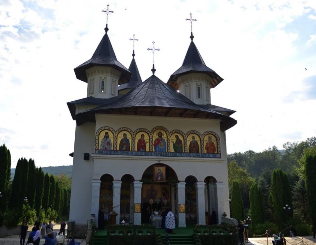 Șase modalități de a fi adumbriți de mângâierea Duhului Sfânt, prezentate de IPS Teofan la Mănăstirea Sihăstria