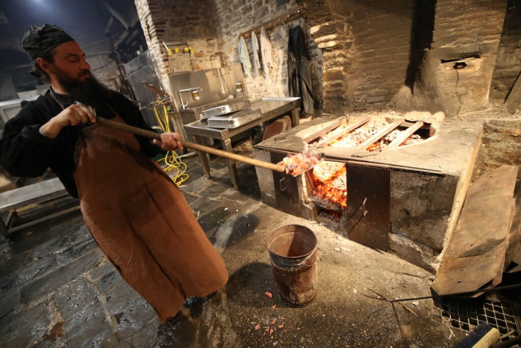 Αγιορείτικο ετοίμασμα φωτιάς για το μαγείρεμα της Τράπεζας