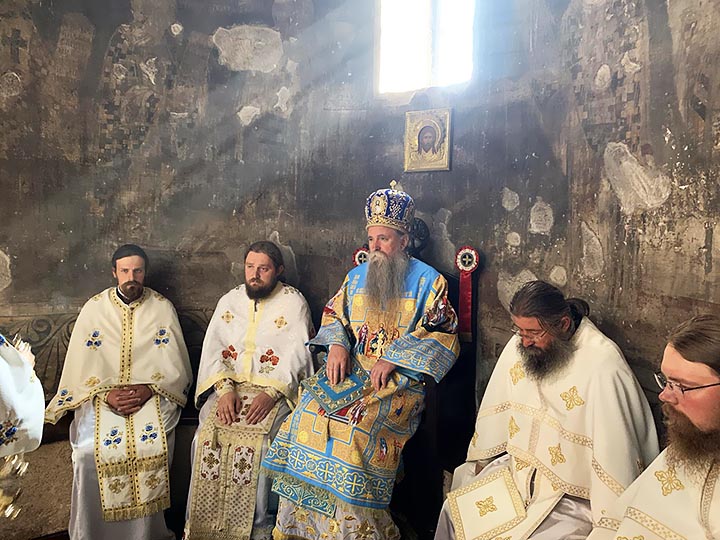 Владика Јоаникије у Ђурђевим Ступовима: Сваки човјек који изађе на изборе и гласа по својој савјести, по свом убјеђењу за добро и за будућност своје дјеце, испунио je своју дужност