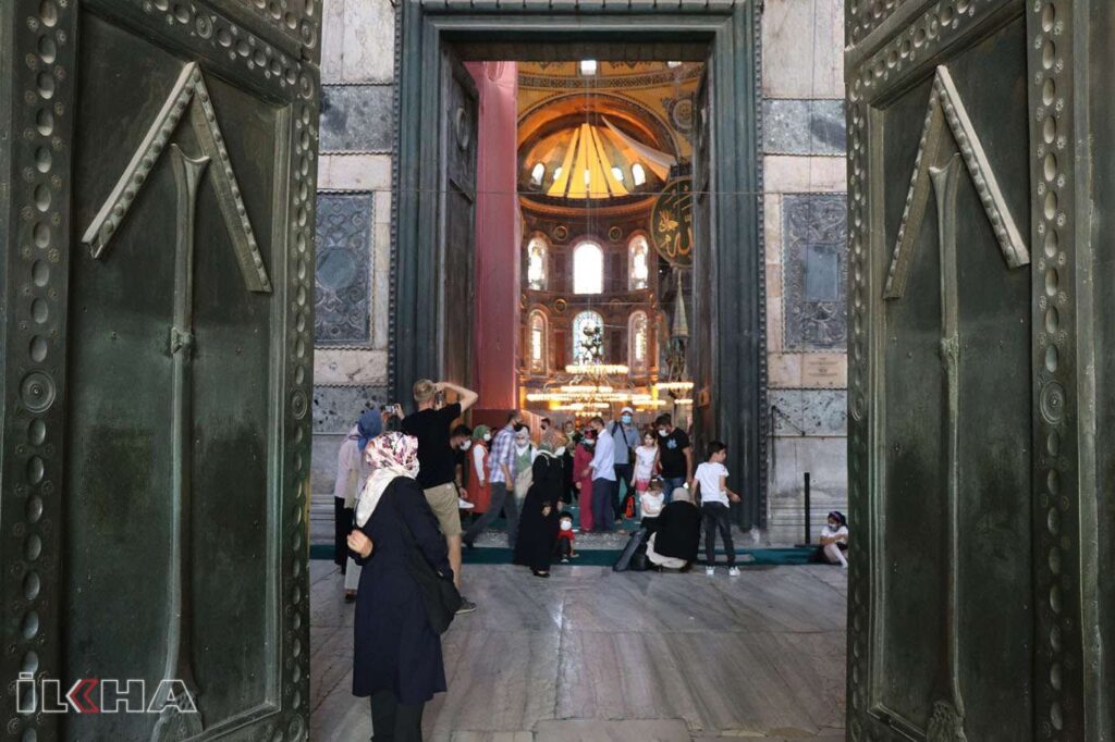 Μόνο με μουσουλμανική μαντίλα η είσοδος στην Αγιά Σοφιά