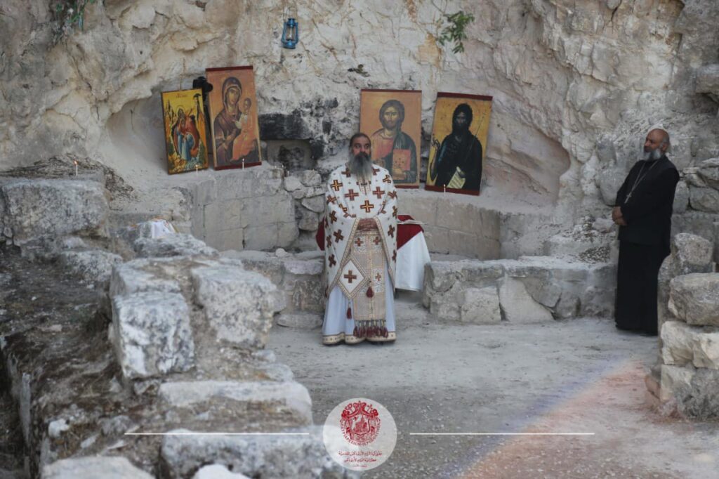 الأرشمندريت كيال يترأس قداساً احتفالياً في الموقع الأثري بمنطقة تل مار إلياس – عجلون