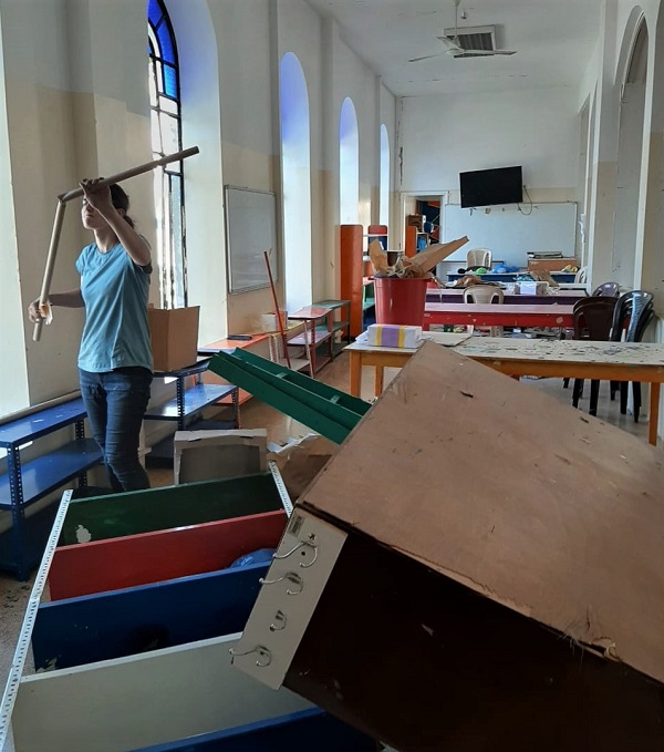 Прихожане русского подворья в Бейруте помогают разбирать завалы после взрыва