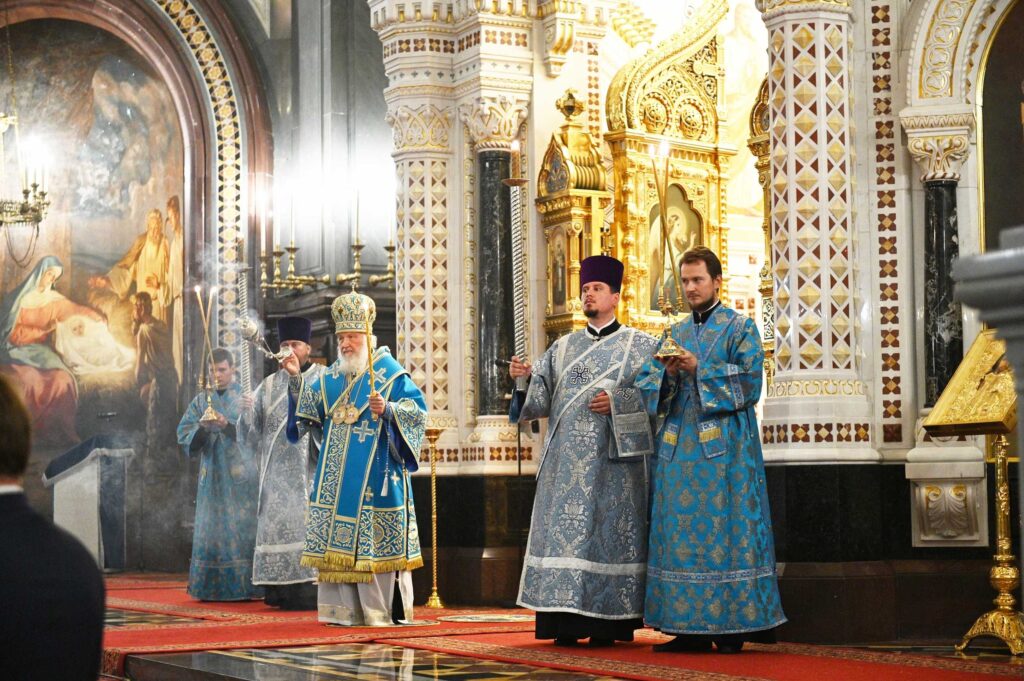Храм христа спасителя в москве служба. Храм воздвижения креста господня в митино настоятель. Прямая трансляция всенощного богослужения. Крещение господне всенощная храм христа спасителя. Пасха трансляция из храма христа спасителя.