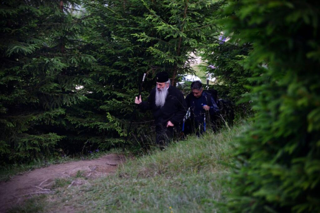 Liturghie la 1800 m altitudine | Urcarea noastră pe Tabor înseamnă primirea Euharistiei, spune Mitropolitul Teofan