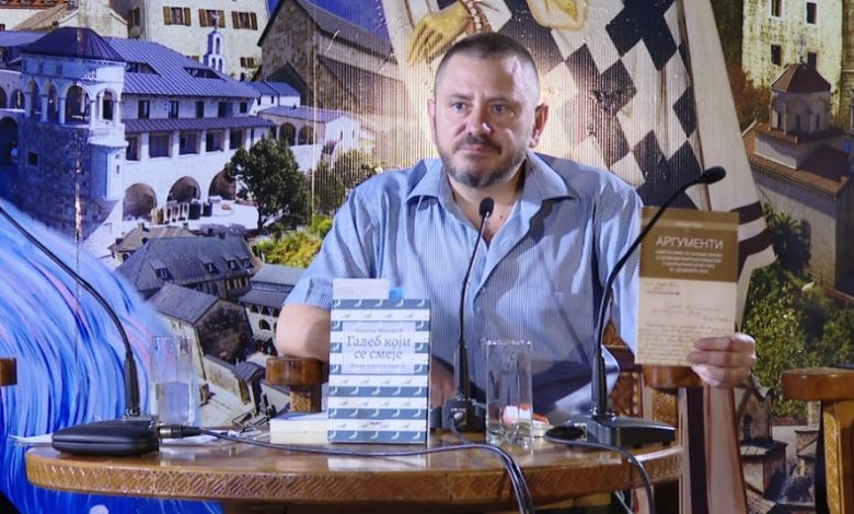 Трг од ћирилице”: Умјетност приповједања о Боки Николе Маловића