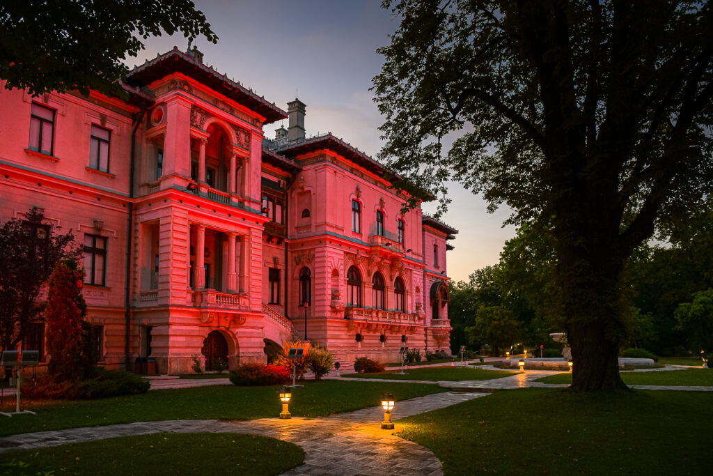 Clădirile iluminate în roșu, omagiu pentru Sfinții Martiri Brâncoveni