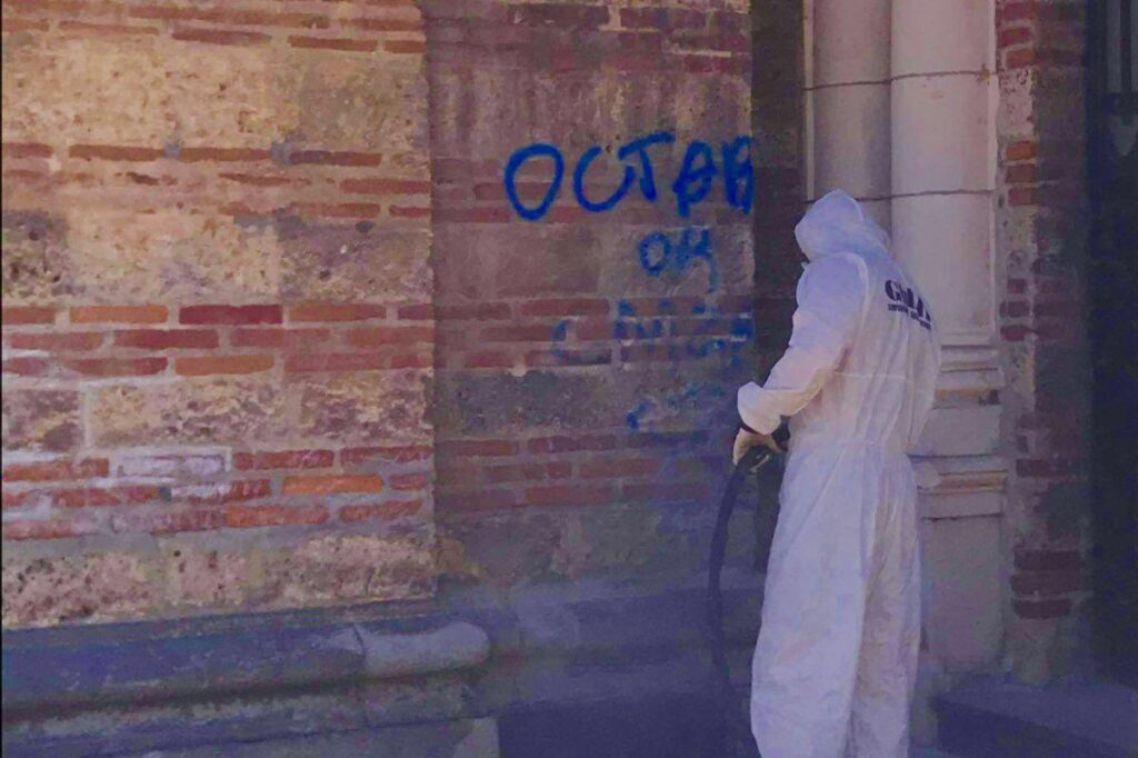 Столичен инспекторат почисти надраскванията от фасадата на храма „Свети Седмочисленици“