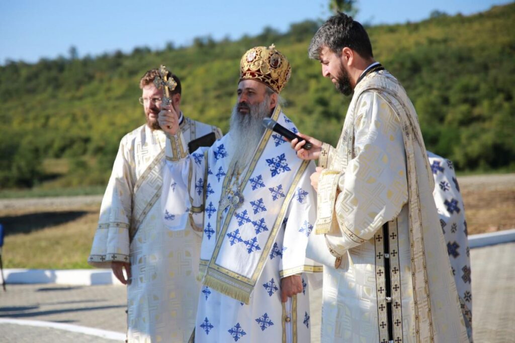 Mitropolitul Teofan la sfinţirea bisericii din Valea Adâncă: În lumea plină de orgolii nemăsurate, avem nevoie de smerenie ca de aer