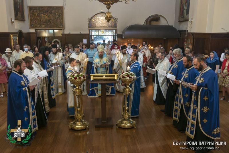 В столичния храм „Покров Богородичен“ бе отслужена архиерейска вечерня с Молебен канон на Пресвета Богородица