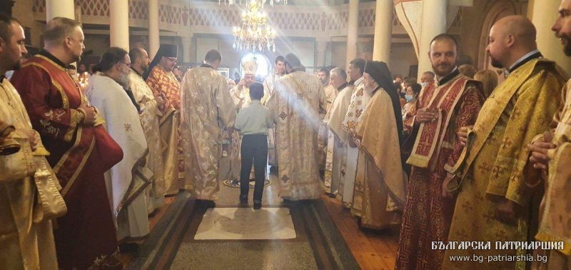 На Успение Богородично – митрополит Киприан служи в Казанлък