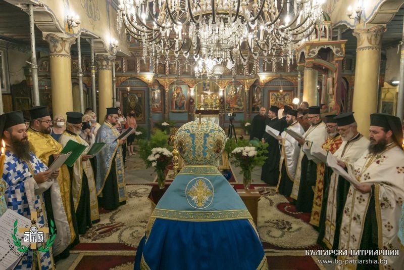 Архиерейска вечерня с Молебен канон на Пресвета Богородица в кюстендилския храм „Успение Богородично“