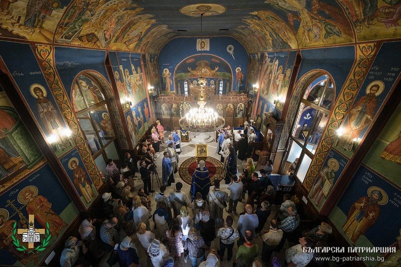 Архиерейска вечерня с Молебен канон на Пресвета Богородица в столичния храм „Успение Богородично“, пл. „Ручей“