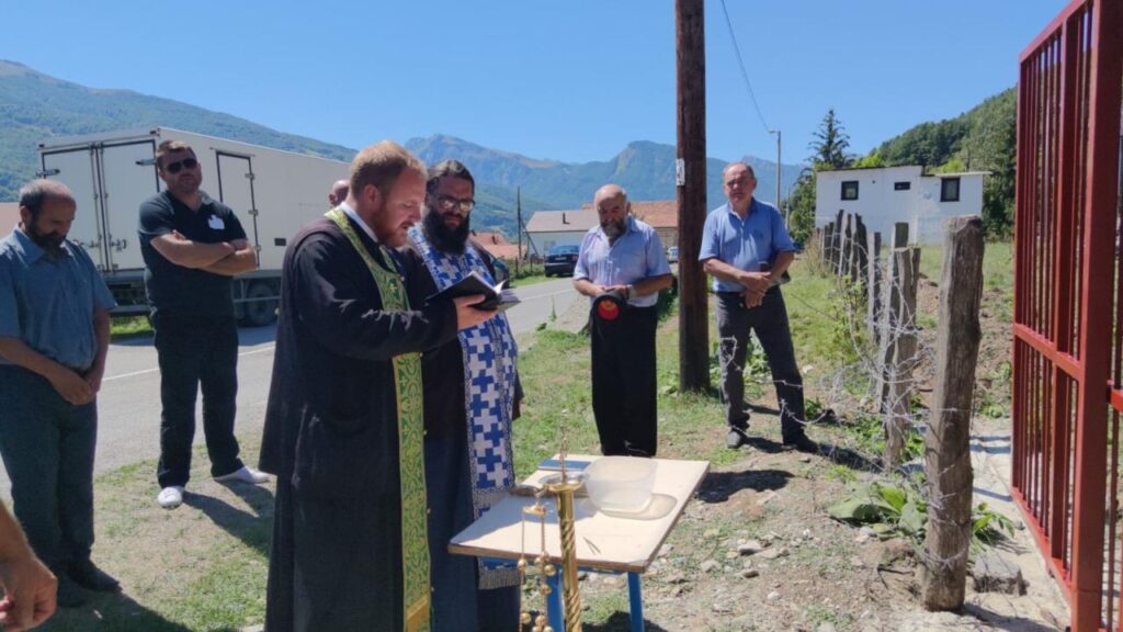 Kапија цркве Светог Василија Острошког у Мартиновићима код Гусиња враћена на своје мјесто и на њу постављен крст