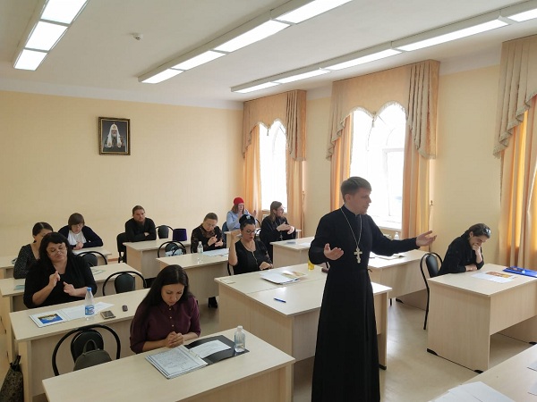 Μαθήματα νοηματικής γλώσσας από τη Ρωσική Εκκλησία