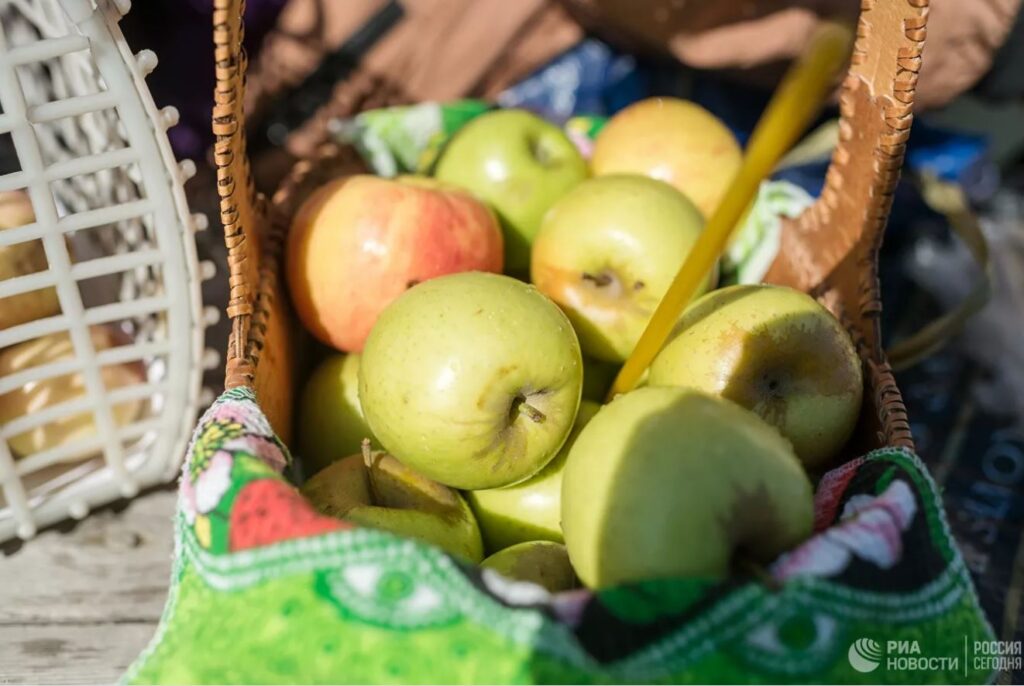 Σαράντα τόνοι φρούτα ευλογούνται σήμερα στον ναό των Εν. Δυνάμεων