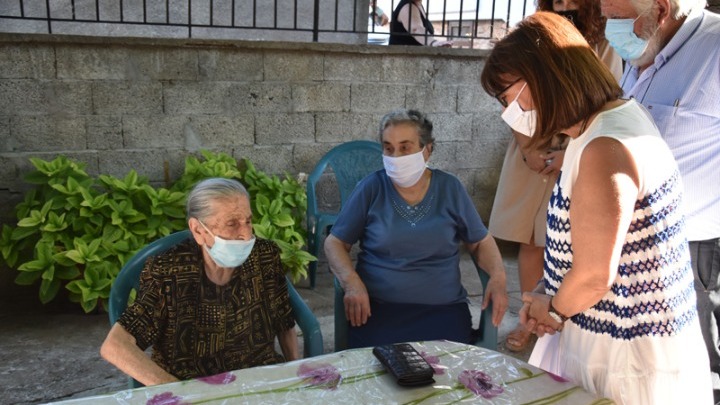 Τις γιαγιάδες της ανθρωπιάς επισκέφθηκε η Κ. Σακελλαροπύλου