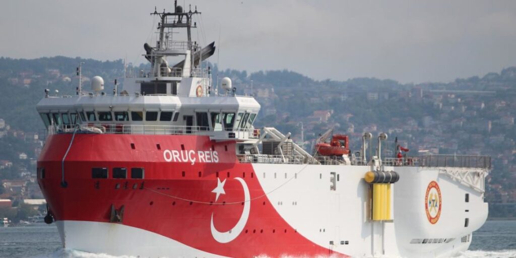 Μηνύματα από τα ελληνικά πλοία: Oruc Reis πρέπει να αποχωρήσεις!