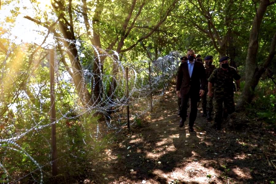 Ο Αλκιβιάδης Στεφανής πάνω στα σύρματα του Έβρου